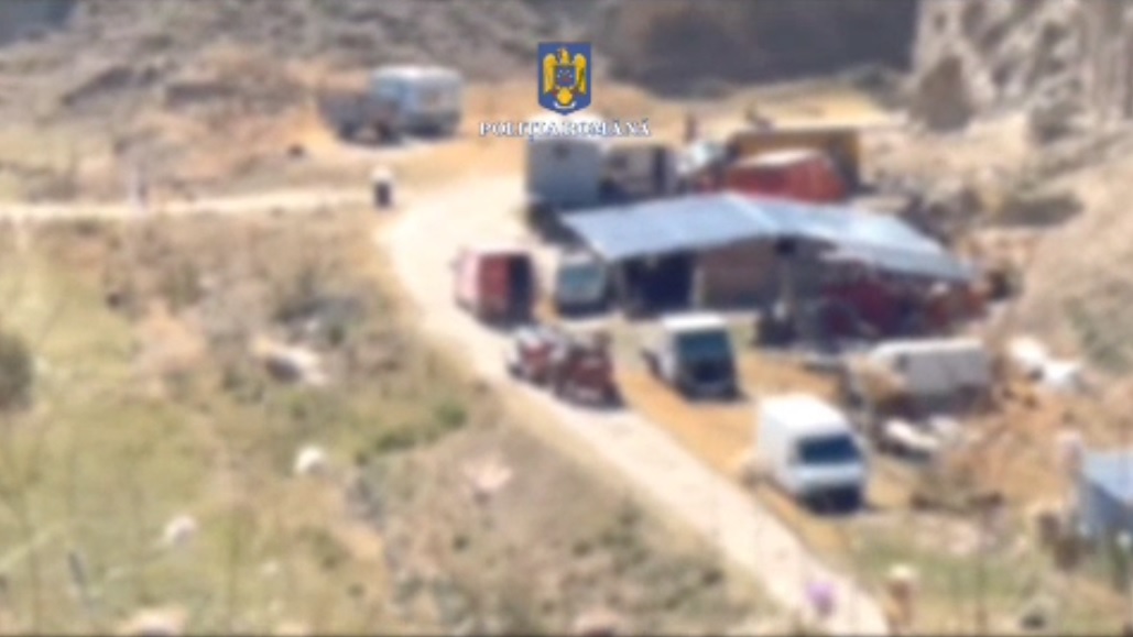 VIDEO Flagrant delict pe malul Dunării: 17 butoaie de motorină preluate ilegal de pe o navă sub pavilion german flagrant