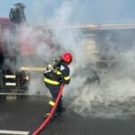 Roata unui camion a luat foc în sensul giratoriu de la Costinești incendiu masina autostrada 678x381 1