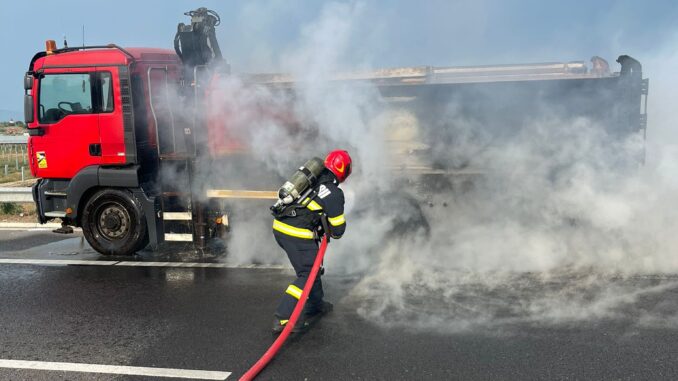Roata unui camion a luat foc în sensul giratoriu de la Costinești incendiu masina autostrada 678x381 1
