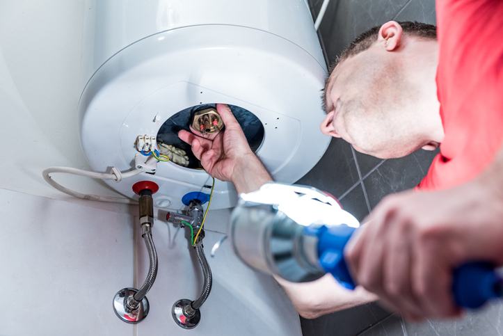 Un tânăr a murit INTOXICAT în baie/ „Meșterul” care i-a montat boilerul, condamnat instalator inlocuire instalare montaj boiler electric 1
