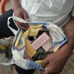 Jandarmii au prins un bărbat vindea parfumuri contrafăcute în fața unui hotel din Eforie Nord p