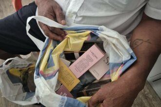 Jandarmii au prins un bărbat care vindea parfumuri contrafăcute în fața unui hotel din Eforie Nord p