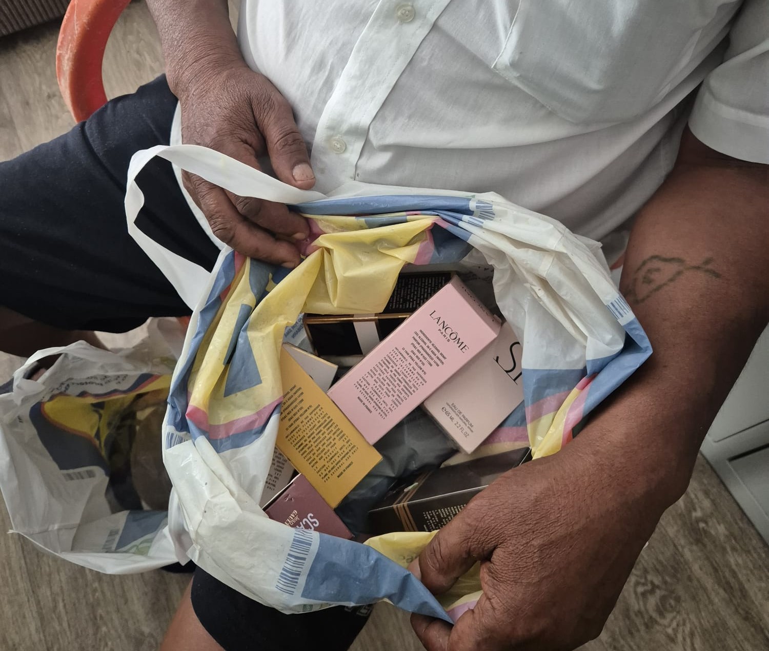 Jandarmii au prins un bărbat care vindea parfumuri contrafăcute în fața unui hotel din Eforie Nord p