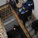 Bărbat din Medgidia, condamnat după ce și-a terorizat vecinii ani la rând: le lipea bilete cu mesaje obscene și le-a dat foc la ușa apartamentului politisti bloc1