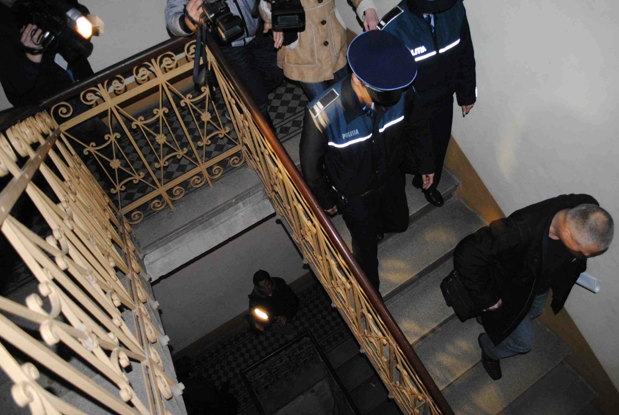 Bărbat din Medgidia, condamnat după ce și-a terorizat vecinii ani la rând: le lipea bilete cu mesaje obscene și le-a dat foc la ușa apartamentului politisti bloc1