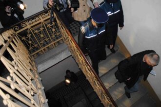 Bărbat din Medgidia, condamnat după ce și-a terorizat vecinii ani la rând: le lipea bilete cu mesaje obscene și le-a dat foc la ușa apartamentului politisti bloc1