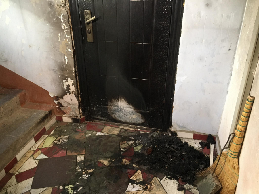Bărbat din Medgidia, condamnat după ce și-a terorizat vecinii ani la rând: le lipea bilete cu mesaje obscene și le-a dat foc la ușa apartamentului 2 Bărbat din Medgidia, condamnat după ce și-a terorizat vecinii ani la rând: le lipea bilete cu mesaje obscene și le-a dat foc la ușa apartamentului protv