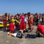 O persoană a fost salvată de la înec de către turiști, în Mamaia s1.ziareromania
