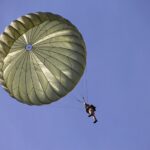 Parașutist inconștient pe Aeroportul Tuzla / Intervine elicopterul SMURD skydiver 4628308 1280