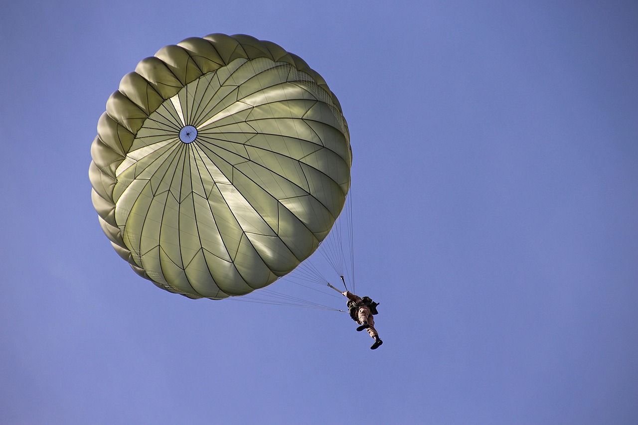 Parașutist cu multiple fracturi după ce a aterizat pe Aeroportul Tuzla UPDATE skydiver 4628308 1280