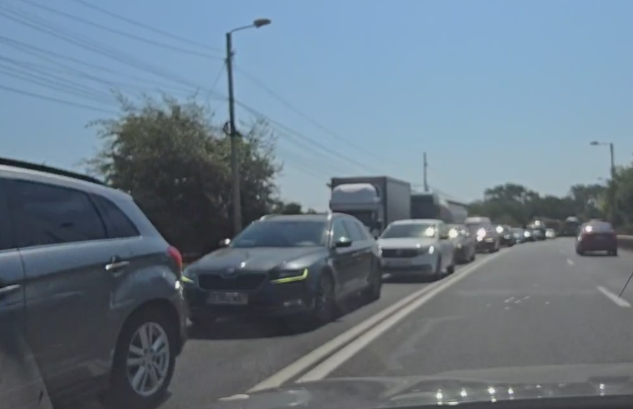 FOTO VIDEO Coadă de mașini care se întinde pe KILOMETRI, pe drumul spre sudul litoralului 2 FOTO VIDEO Coadă de mașini care se întinde pe KILOMETRI, pe drumul spre sudul litoralului sss 1