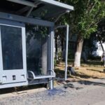 VIDEO Stație de autobuz vandalizată pe bulevardul Alexandru Lăpușneanu/ Autorul a fost prins în flagrant de Poliția Locală statie