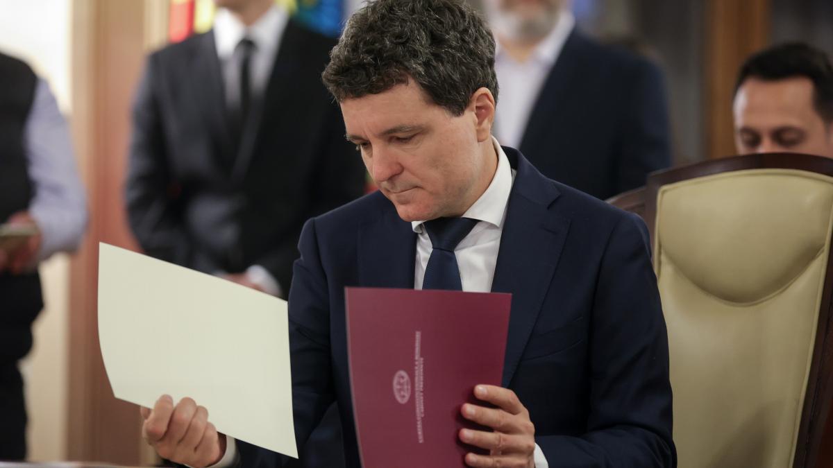 SURSE CCR a respins sesizarea Președintelui Nicușor Dan pe legea care sancționează extremismul și antisemitismul surse ccr a respins sesizarea presedintelui nicusor dan pe legea care sanctioneaza extremismul si antisemitismul 990448