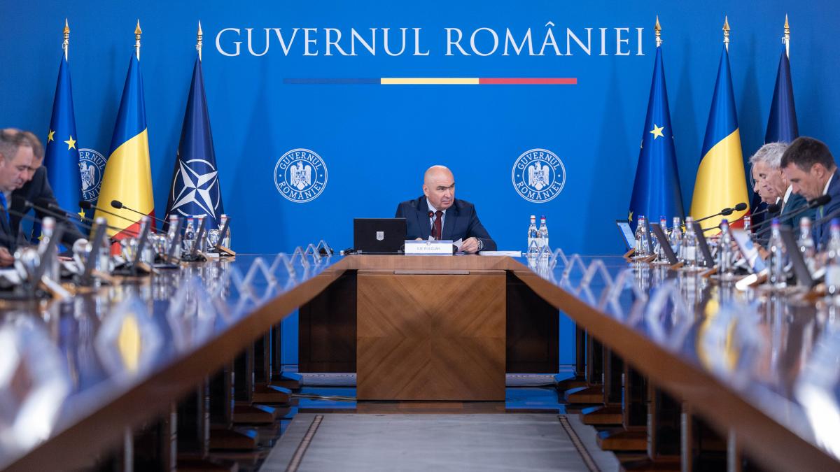 SURSE Guvernul pregătește majorarea TVA la 21% de la 1 august. CASS pentru pensii peste 3.000 de lei. Se introduce supra-taxa pe bănci surse guvernul pregateste pachetul fiscal de austeritate cass de 10 pentru pensii peste 3 000 lei in discutie majorarea tva la 21 985705