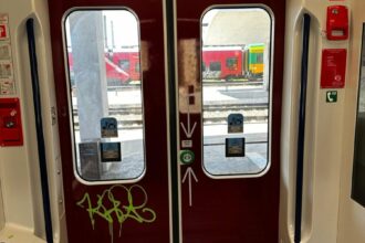 Primul tren electric adus în România, vandalizat la nici un an de la intrarea pe traseu tren electric vandalizat