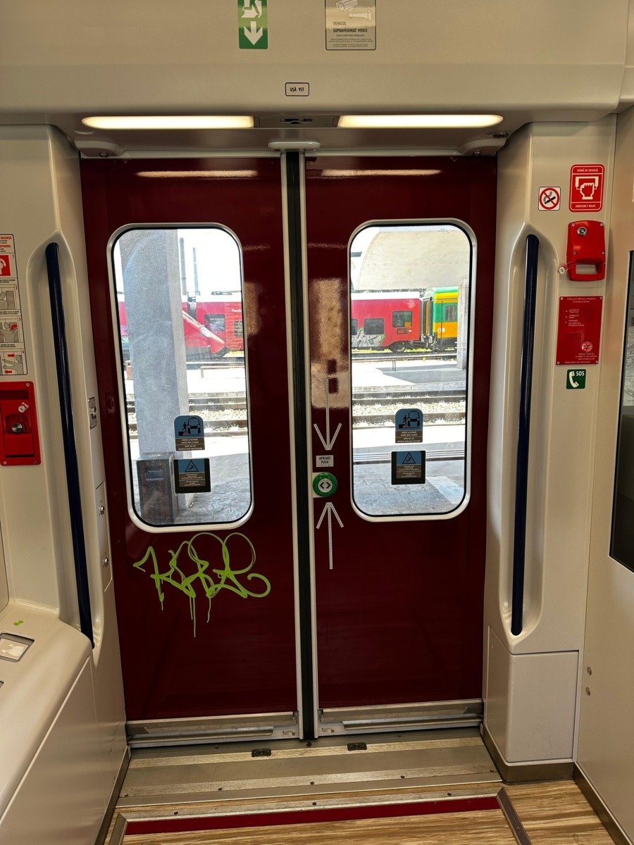 Primul tren electric adus în România, vandalizat la nici un an de la intrarea pe traseu tren electric vandalizat