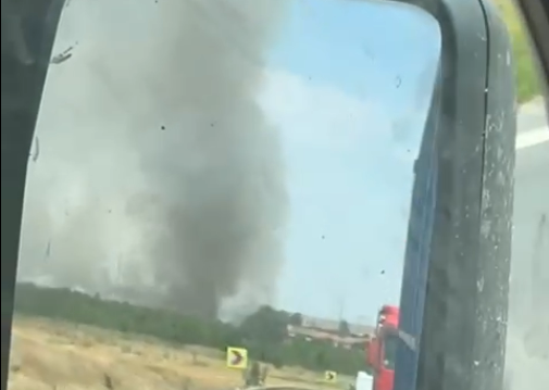 FOTO VIDEO Pericol! Arde vegetația uscată de pe islazul localității Castelu wew