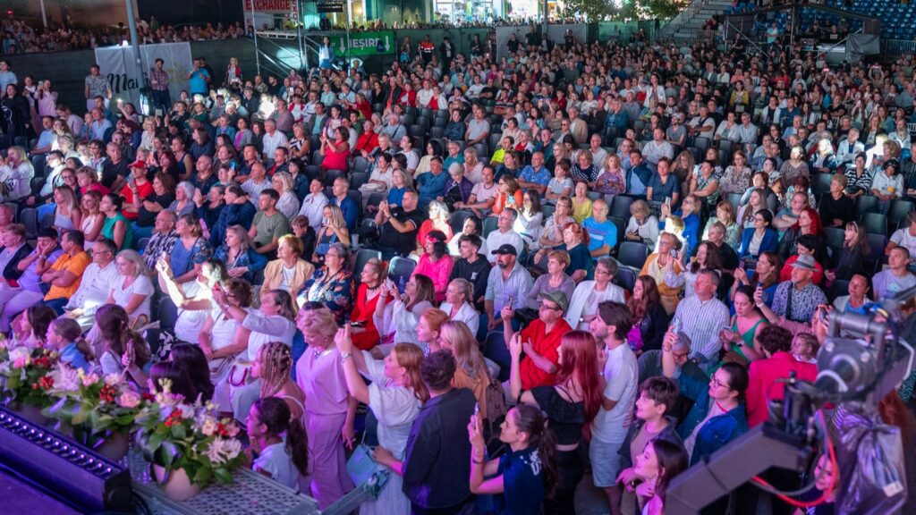 FOTO VIDEO S-a încheiat Festivalul Național de Muzică Ușoară Mamaia 2025. Trofeul a fost înmânat de președintele Consiliului Județean Constanța, Florin Mitroi 3 FOTO VIDEO S-a încheiat Festivalul Național de Muzică Ușoară Mamaia 2025. Trofeul a fost înmânat de președintele Consiliului Județean Constanța, Florin Mitroi Gala foto 4