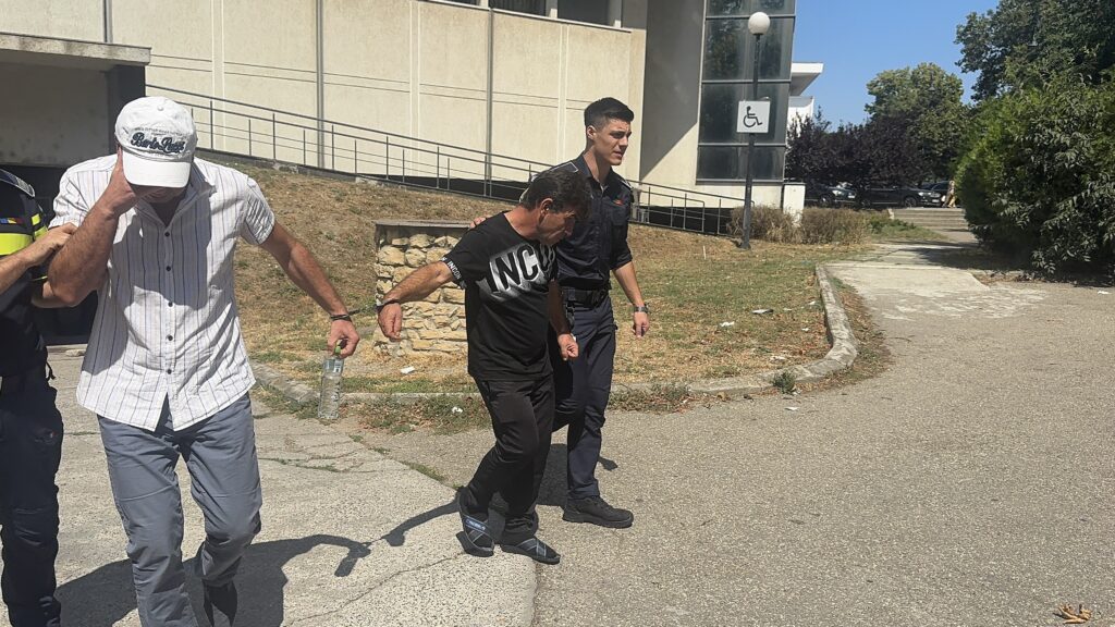UPDATE VIDEO Magistrații au decis: Executorul și consilierul AUR rămân în arest preventiv/ Instanța a admis cererea DIICOT pentru toți arestații din „Fabrica de Moșteniri” 6 UPDATE VIDEO Magistrații au decis: Executorul și consilierul AUR rămân în arest preventiv/ Instanța a admis cererea DIICOT pentru toți arestații din „Fabrica de Moșteniri” IMG 9276