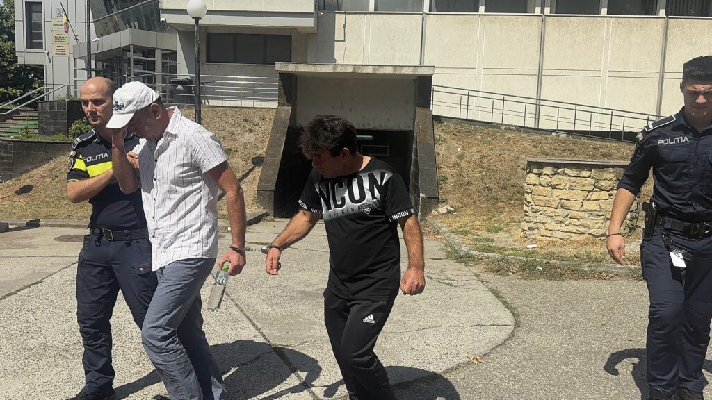 UPDATE VIDEO Magistrații au decis: Executorul și consilierul AUR rămân în arest preventiv/ Instanța a admis cererea DIICOT pentru toți arestații din „Fabrica de Moșteniri” 7 UPDATE VIDEO Magistrații au decis: Executorul și consilierul AUR rămân în arest preventiv/ Instanța a admis cererea DIICOT pentru toți arestații din „Fabrica de Moșteniri” IMG 9279