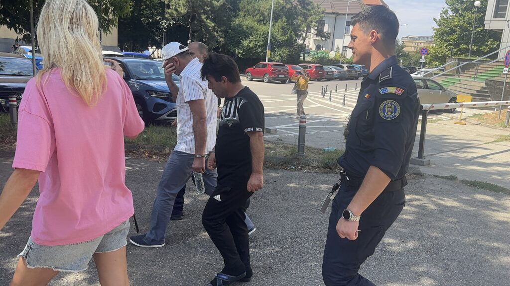 UPDATE VIDEO Magistrații au decis: Executorul și consilierul AUR rămân în arest preventiv/ Instanța a admis cererea DIICOT pentru toți arestații din „Fabrica de Moșteniri” 5 UPDATE VIDEO Magistrații au decis: Executorul și consilierul AUR rămân în arest preventiv/ Instanța a admis cererea DIICOT pentru toți arestații din „Fabrica de Moșteniri” IMG 9288