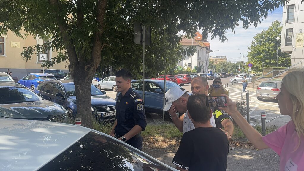UPDATE VIDEO Magistrații au decis: Executorul și consilierul AUR rămân în arest preventiv/ Instanța a admis cererea DIICOT pentru toți arestații din „Fabrica de Moșteniri” 4 UPDATE VIDEO Magistrații au decis: Executorul și consilierul AUR rămân în arest preventiv/ Instanța a admis cererea DIICOT pentru toți arestații din „Fabrica de Moșteniri” IMG 9295