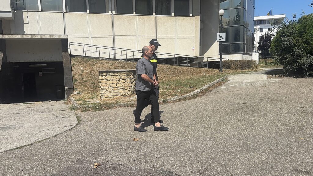 UPDATE VIDEO Magistrații au decis: Executorul și consilierul AUR rămân în arest preventiv/ Instanța a admis cererea DIICOT pentru toți arestații din „Fabrica de Moșteniri” 3 UPDATE VIDEO Magistrații au decis: Executorul și consilierul AUR rămân în arest preventiv/ Instanța a admis cererea DIICOT pentru toți arestații din „Fabrica de Moșteniri” IMG 9310