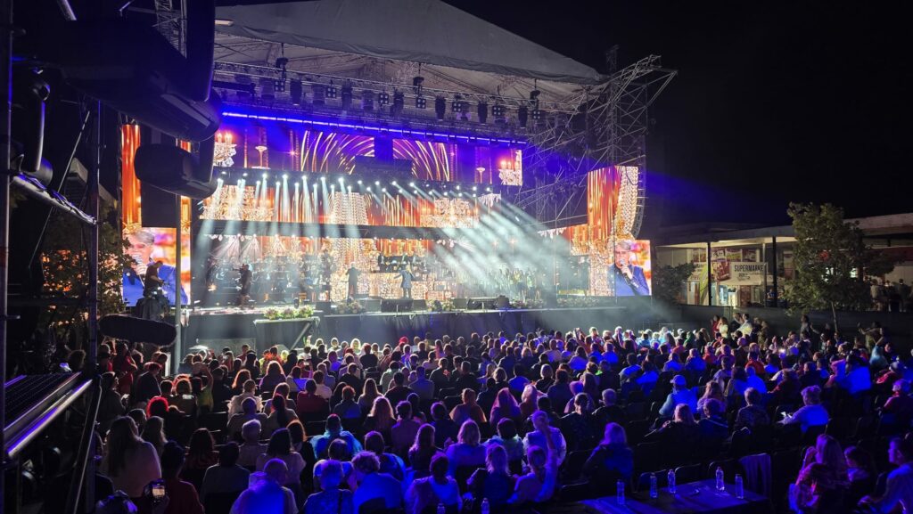 Galerie FOTO Festivalul Național de Muzică Ușoară Mamaia a debutat cu prima seară de spectacole 8 Galerie FOTO Festivalul Național de Muzică Ușoară Mamaia a debutat cu prima seară de spectacole Seara 1 foto 3