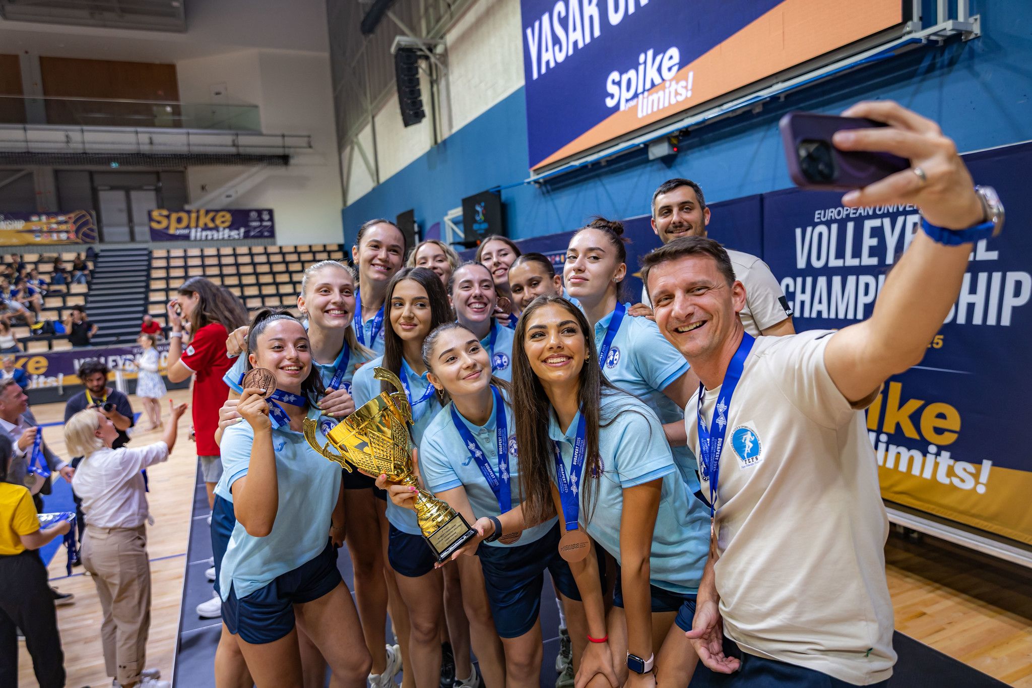 FOTO Echipa UOC, pe podiumul european! Medalie de bronz la Campionatul Universitar de Volei Feminin 2025 UOC 1 1