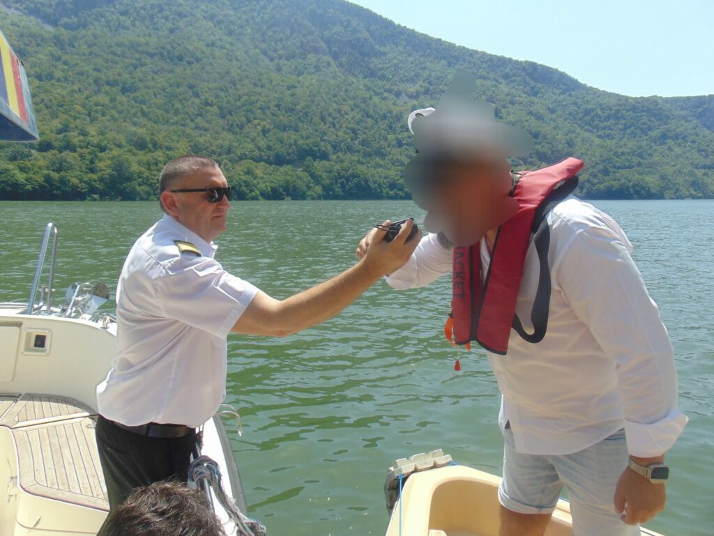 FOTO/ ANR: amenzi de un sfert de MILION de lei în urma controalelor pe apă: alcool, lipsa actelor și vestelor de salvare WhatsApp Image 2025 07 28 at 16.31.35 67fc8c0f 1
