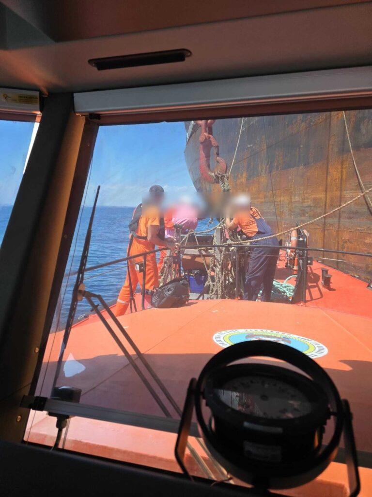 FOTO Operațiune de salvare pe mare, coordonată de ARSVOM și MRCC în rada Portului Constanța 4 FOTO Operațiune de salvare pe mare, coordonată de ARSVOM și MRCC în rada Portului Constanța WhatsApp Image 2025 08 02 at 16.31.31 1 1