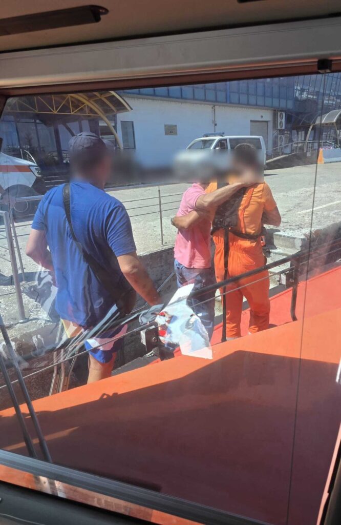 FOTO Operațiune de salvare pe mare, coordonată de ARSVOM și MRCC în rada Portului Constanța 3 FOTO Operațiune de salvare pe mare, coordonată de ARSVOM și MRCC în rada Portului Constanța WhatsApp Image 2025 08 02 at 16.31.31 2