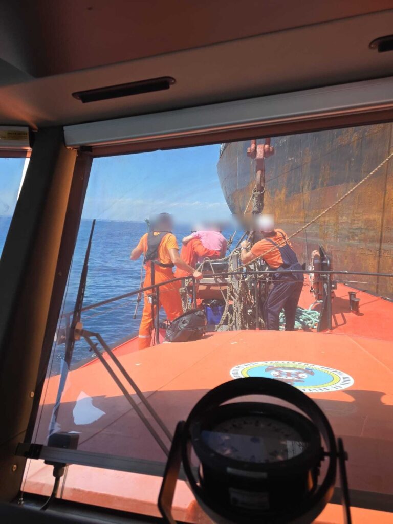 FOTO Operațiune de salvare pe mare, coordonată de ARSVOM și MRCC în rada Portului Constanța 5 FOTO Operațiune de salvare pe mare, coordonată de ARSVOM și MRCC în rada Portului Constanța WhatsApp Image 2025 08 02 at 16.31.31