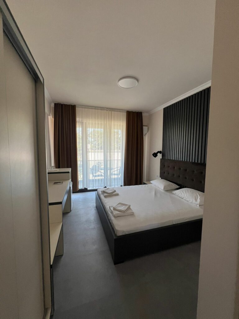 Galerie Foto Video/ Vacanță pe litoral fără stres: cazare în Saturn, Mangalia, la 5 minute de plajă, cu loc de parcare inclus 3 Galerie Foto Video/ Vacanță pe litoral fără stres: cazare în Saturn, Mangalia, la 5 minute de plajă, cu loc de parcare inclus WhatsApp Image 2025 08 08 at 16.02.06 2