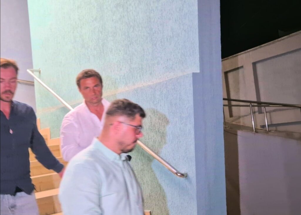 FOTO VIDEO Radu Cristian, REȚINUT! A ieșit ÎNCĂTUȘAT de la DNA/ Acesta a mascat cătușele cu sacoul/ Va fi propus pentru arest la TRIBUNALUL Constanța joi WhatsApp Image 2025 08 21 at 00.48.46 1