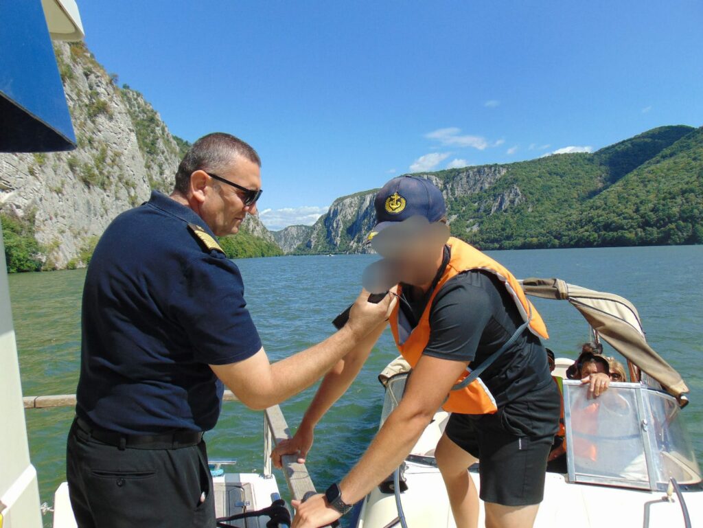 Galerie FOTO ANR: Amenzi și avertismente pentru nereguli constatate la ambarcațiunile de agrement și pescuit 5 Galerie FOTO ANR: Amenzi și avertismente pentru nereguli constatate la ambarcațiunile de agrement și pescuit WhatsApp Image 2025 08 25 at 12.08.08 0c6725c7