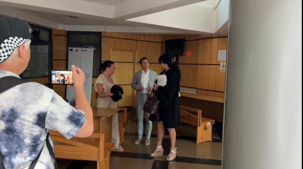 FOTO VIDEO Radu Cristian a ieșit din sala de judecată/ Primarul Mangaliei își așteaptă pronunțare/ Va afla dacă ajunge în ARESTUL preventiv 4 FOTO VIDEO Radu Cristian a ieșit din sala de judecată/ Primarul Mangaliei își așteaptă pronunțare/ Va afla dacă ajunge în ARESTUL preventiv WhatsApp Image 2025 08 27 at 13.46.10