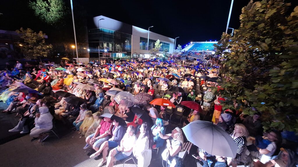 Galerie FOTO Festivalul Național de Muzică Ușoară Mamaia a debutat cu prima seară de spectacole 2 Galerie FOTO Festivalul Național de Muzică Ușoară Mamaia a debutat cu prima seară de spectacole seara 1 foto 10