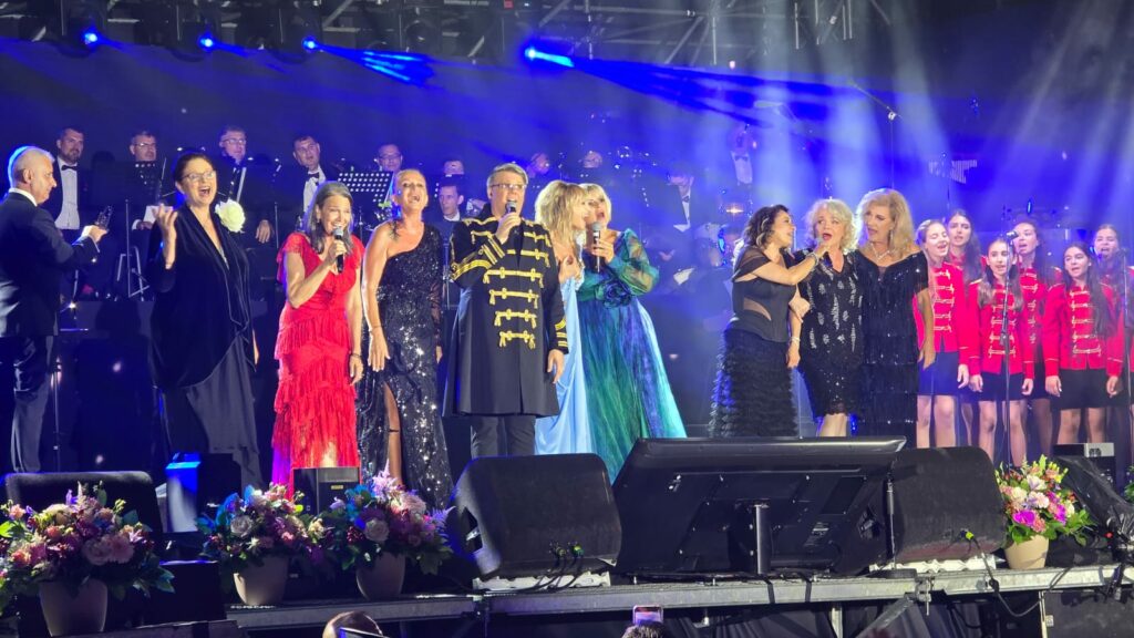 Galerie FOTO Festivalul Național de Muzică Ușoară Mamaia a debutat cu prima seară de spectacole 6 Galerie FOTO Festivalul Național de Muzică Ușoară Mamaia a debutat cu prima seară de spectacole seara 1 foto 5