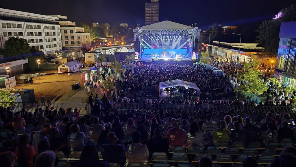 Galerie FOTO Festivalul Național de Muzică Ușoară Mamaia 2025 – seara a doua 3 Galerie FOTO Festivalul Național de Muzică Ușoară Mamaia 2025 – seara a doua ziua 2 foto 6