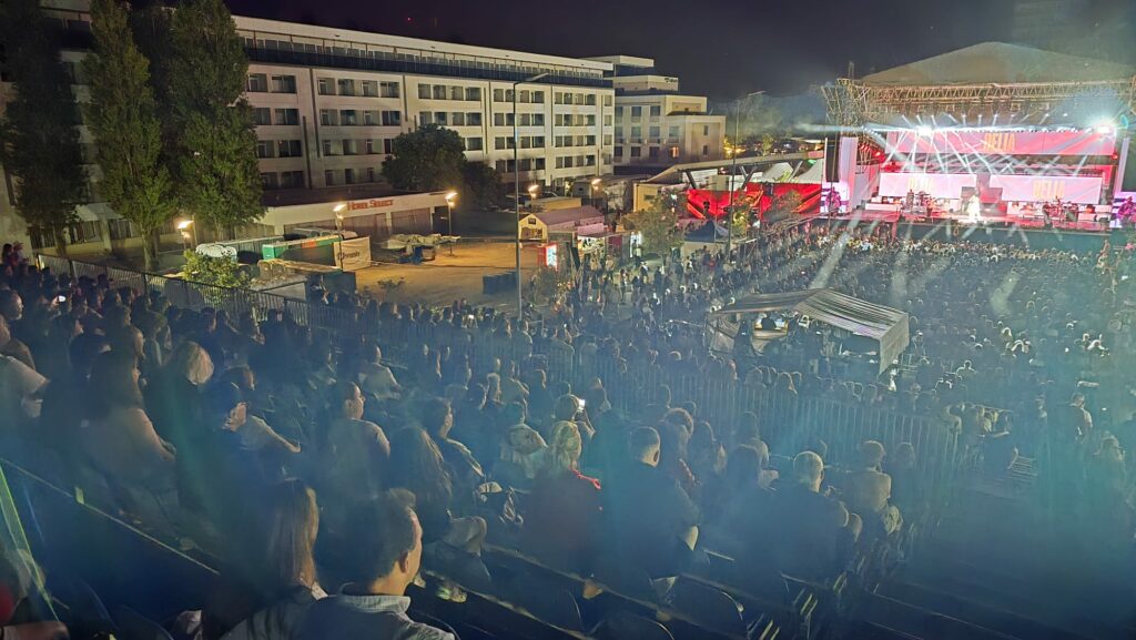 Galerie FOTO Festivalul Național de Muzică Ușoară Mamaia 2025 – seara a doua 4 Galerie FOTO Festivalul Național de Muzică Ușoară Mamaia 2025 – seara a doua ziua 2 foto 7