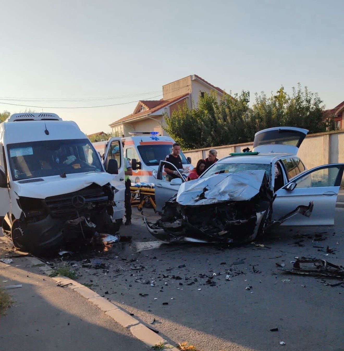 FOTO / Accident GRAV la Mangalia între un autobuz și o mașină/ 13 persoane au ajuns la SPITAL/ A fost activat Planul Roșu UPDATE 265691eb a889 41a7 b762 ec845ccb2013