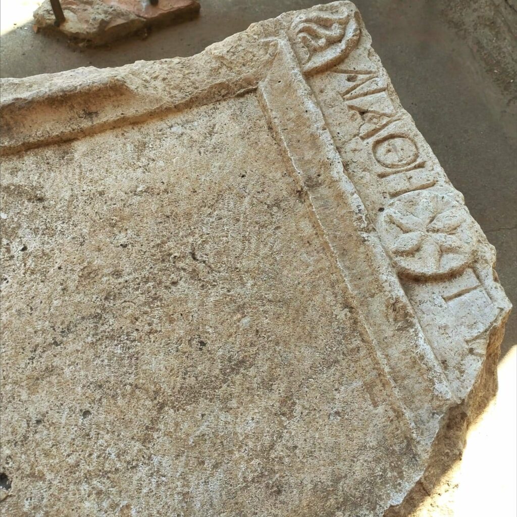 FOTO Stelă funerară romană descoperită în centrul vechi al Constanței, expusă la Muzeul de Istorie din Municipiu 2 FOTO Stelă funerară romană descoperită în centrul vechi al Constanței, expusă la Muzeul de Istorie din Municipiu 540981861 1418956983074004 8578414404382566440 n