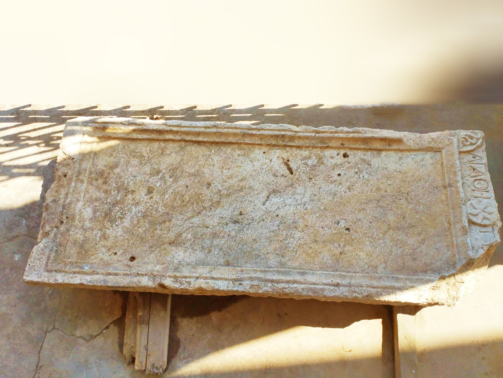 FOTO Stelă funerară romană descoperită în centrul vechi al Constanței, expusă la Muzeul de Istorie din Municipiu 542597992 1418956979740671 1456667806786281034 n