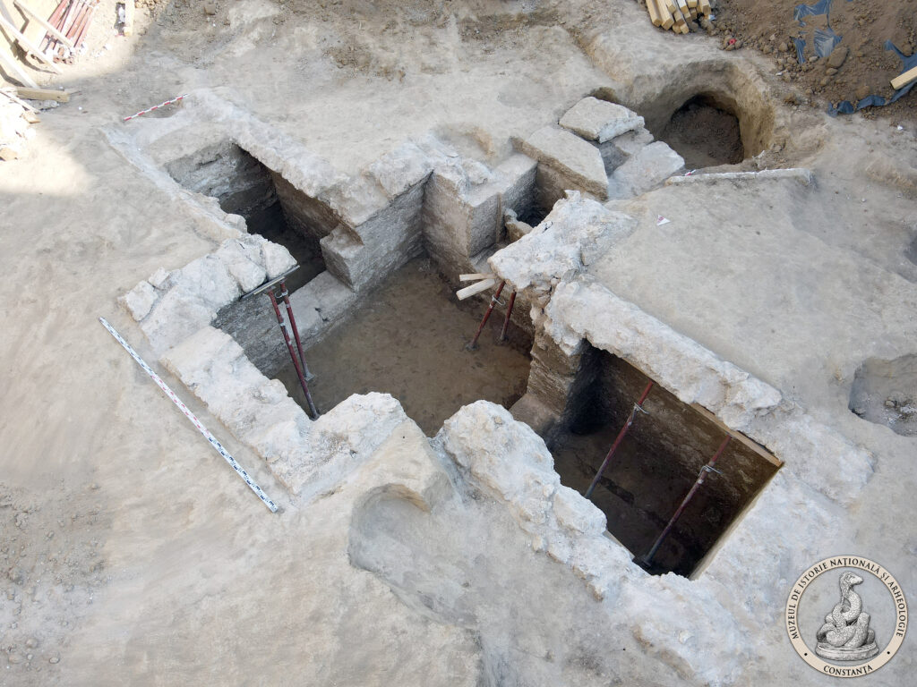 Galeie FOTO VIDEO Mormânt creștin spectaculos, cu plan triunghiular, descoperit în vechea cetate Tomis de specialiștii Muzeului de Istorie Constanța 4 Galeie FOTO VIDEO Mormânt creștin spectaculos, cu plan triunghiular, descoperit în vechea cetate Tomis de specialiștii Muzeului de Istorie Constanța DJI 0177