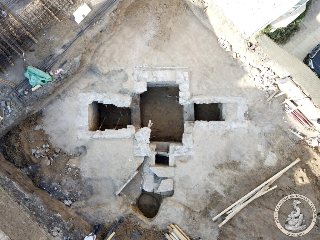 Galeie FOTO VIDEO Mormânt creștin spectaculos, cu plan triunghiular, descoperit în vechea cetate Tomis de specialiștii Muzeului de Istorie Constanța 5 Galeie FOTO VIDEO Mormânt creștin spectaculos, cu plan triunghiular, descoperit în vechea cetate Tomis de specialiștii Muzeului de Istorie Constanța DJI 0189