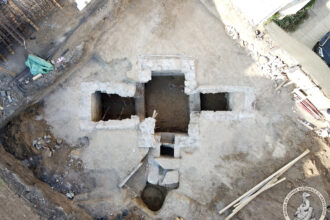 Galerie FOTO VIDEO Mormânt creștin spectaculos, cu plan triunghiular, descoperit în vechea cetate Tomis de specialiștii Muzeului de Istorie Constanța DJI 0189