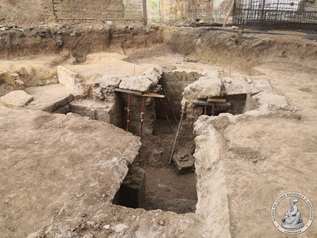 Galeie FOTO VIDEO Mormânt creștin spectaculos, cu plan triunghiular, descoperit în vechea cetate Tomis de specialiștii Muzeului de Istorie Constanța 7 Galeie FOTO VIDEO Mormânt creștin spectaculos, cu plan triunghiular, descoperit în vechea cetate Tomis de specialiștii Muzeului de Istorie Constanța IMG 20250911 082828