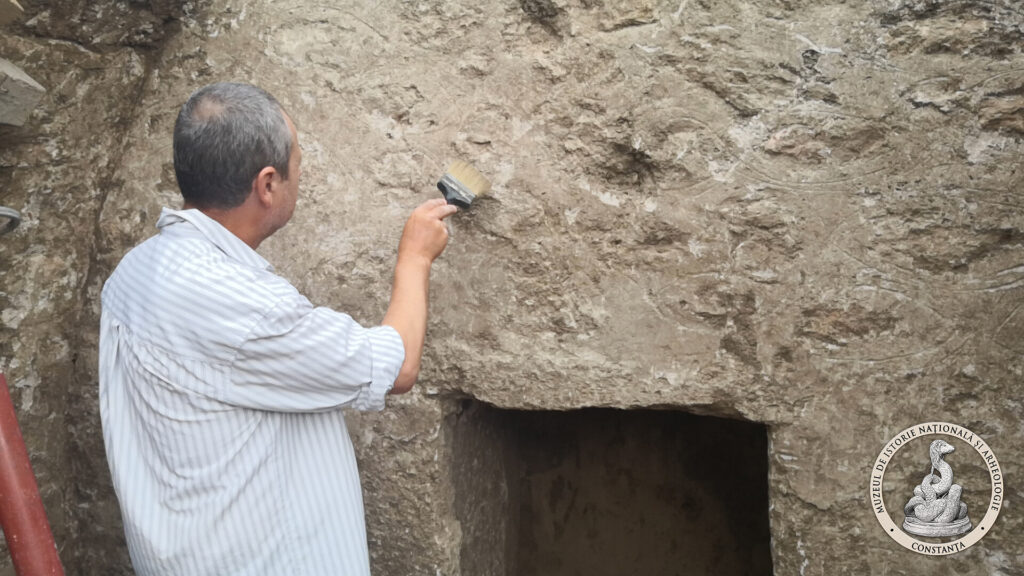 Galeie FOTO VIDEO Mormânt creștin spectaculos, cu plan triunghiular, descoperit în vechea cetate Tomis de specialiștii Muzeului de Istorie Constanța 8 Galeie FOTO VIDEO Mormânt creștin spectaculos, cu plan triunghiular, descoperit în vechea cetate Tomis de specialiștii Muzeului de Istorie Constanța IMG 20250911 083054