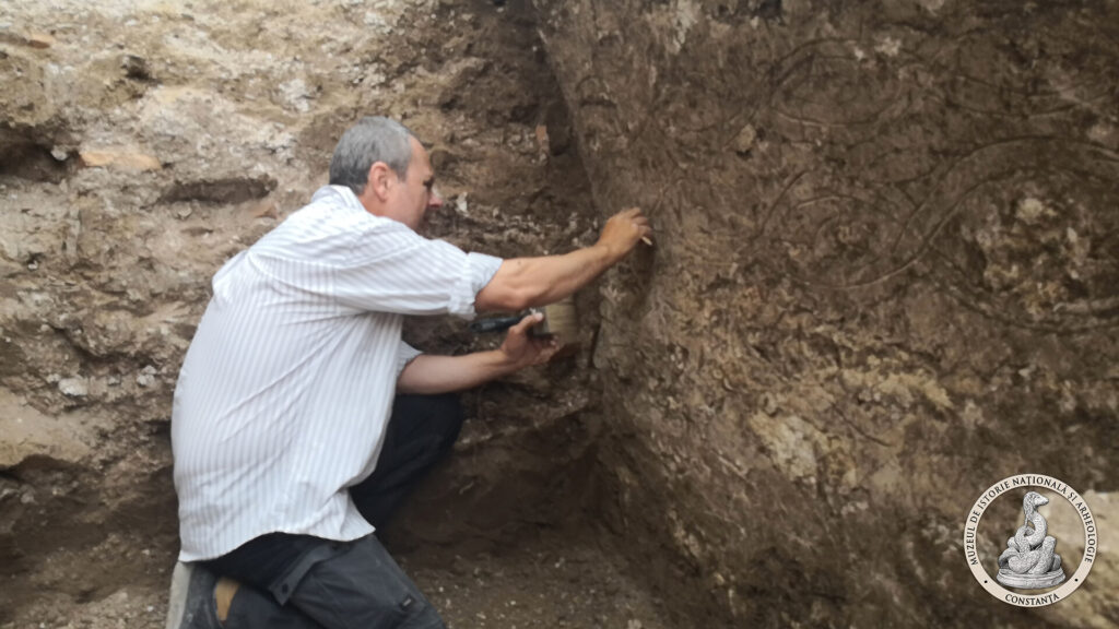 Galeie FOTO VIDEO Mormânt creștin spectaculos, cu plan triunghiular, descoperit în vechea cetate Tomis de specialiștii Muzeului de Istorie Constanța 10 Galeie FOTO VIDEO Mormânt creștin spectaculos, cu plan triunghiular, descoperit în vechea cetate Tomis de specialiștii Muzeului de Istorie Constanța IMG 20250911 083201